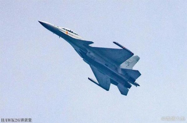 金赢中心 海外谈中国：歼-15DT电子战机将参加阅兵式 舰载机联队关键机型
