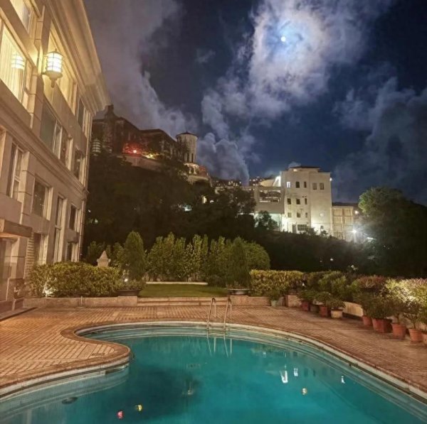 好牛优配 何超莲晒中秋照，和家人在豪宅里BBQ，烤棉花糖，被问窦骁去哪了