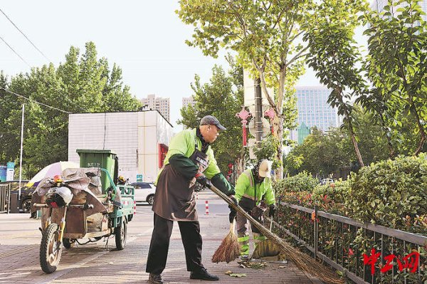 易投投 500米马路，这对六旬夫妻“扫”出满街温暖
